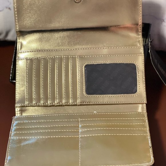 STEVE MADDEN LOGO BAR TRIFOLD WALLET IN GIFT BOX - Picture 7 of 16